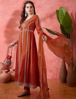 Orange floral embroidered panelled zari a-line kurta with trousers and dupatta 5