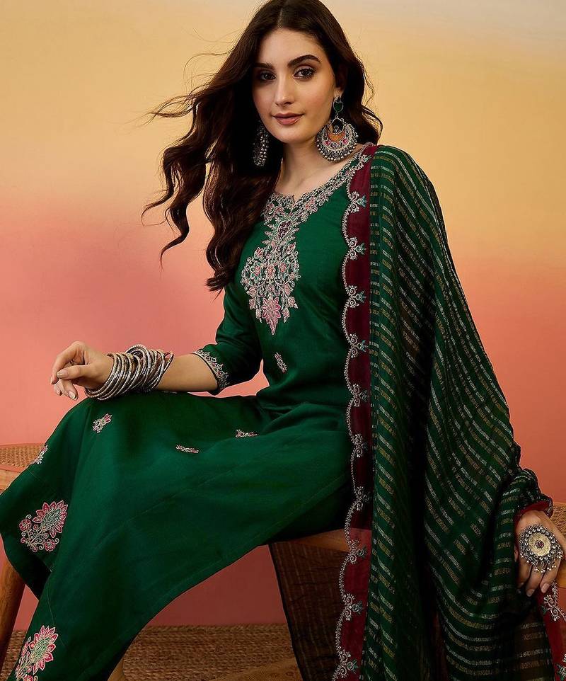 Floral embroidered notch neck panelled straight kurta & trousers with dupatta