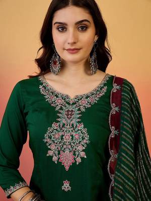 Floral embroidered notch neck panelled straight kurta & trousers with dupatta 2