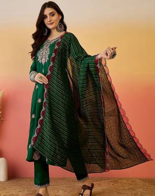 Floral embroidered notch neck panelled straight kurta & trousers with dupatta 4