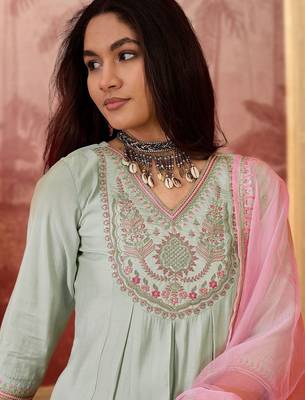 Embroidered v-neck kurta & trousers kurta set 2