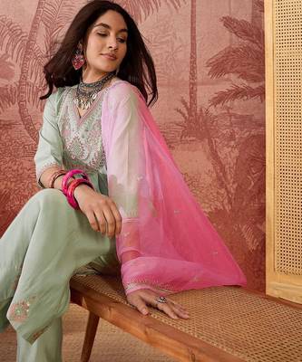 Embroidered v-neck kurta & trousers kurta set 5