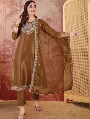 Embroidered round neck kurta & trousers kurta set 2