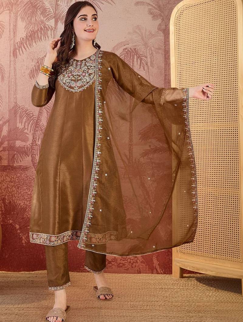 Embroidered round neck kurta & trousers kurta set