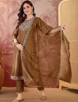 Embroidered round neck kurta & trousers kurta set 3