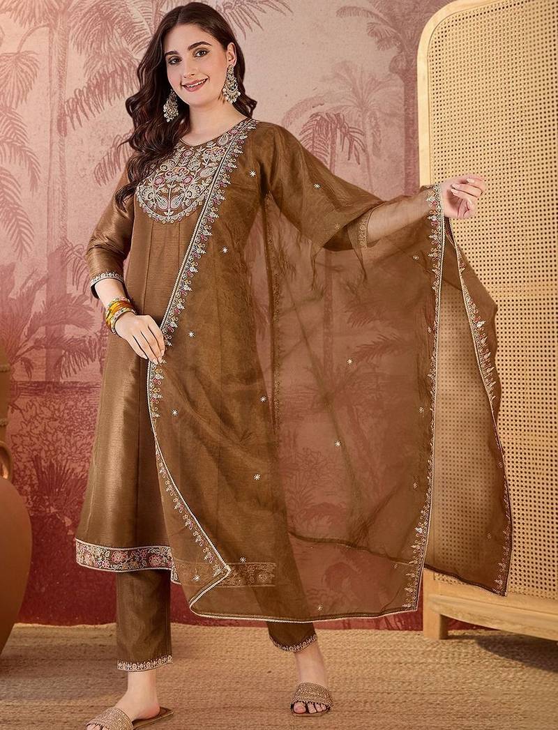 Embroidered round neck kurta & trousers kurta set