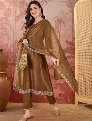 Embroidered round neck kurta & trousers kurta set 5