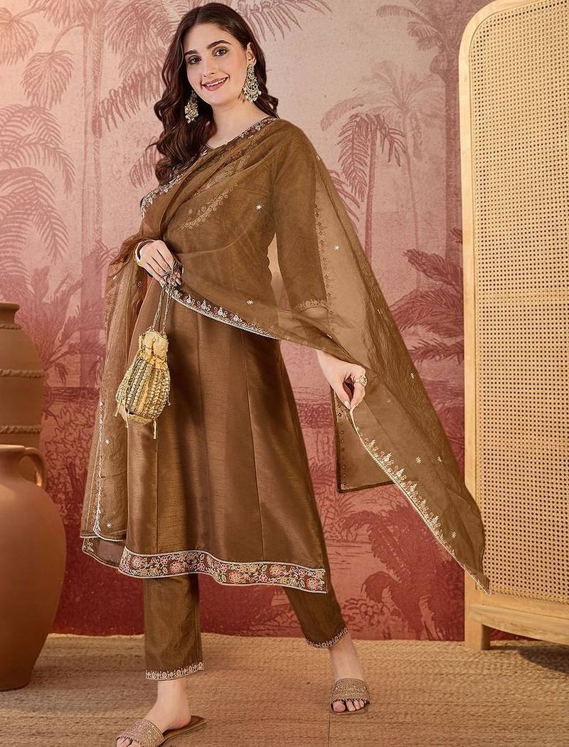 Embroidered round neck kurta & trousers kurta set