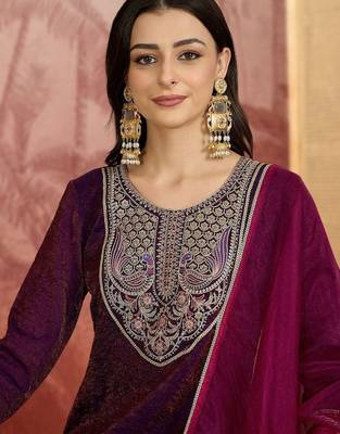 Women floral embroidered pleated sequinned kurta with trousers & with dupatta 3