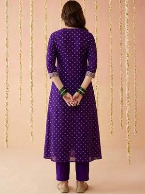 Zari sequence embroidered v-neck kurta & trousers 2