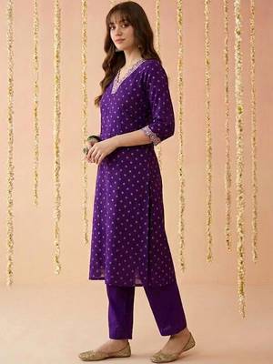 Zari sequence embroidered v-neck kurta & trousers 3