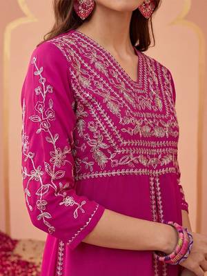 Embroidered v-neck kurta & trousers 3