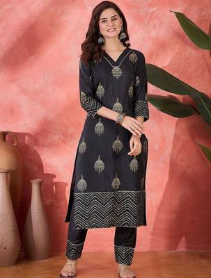 Ethnic motifs foli printed v-neck chanderi silk straight kurta with trousers 1