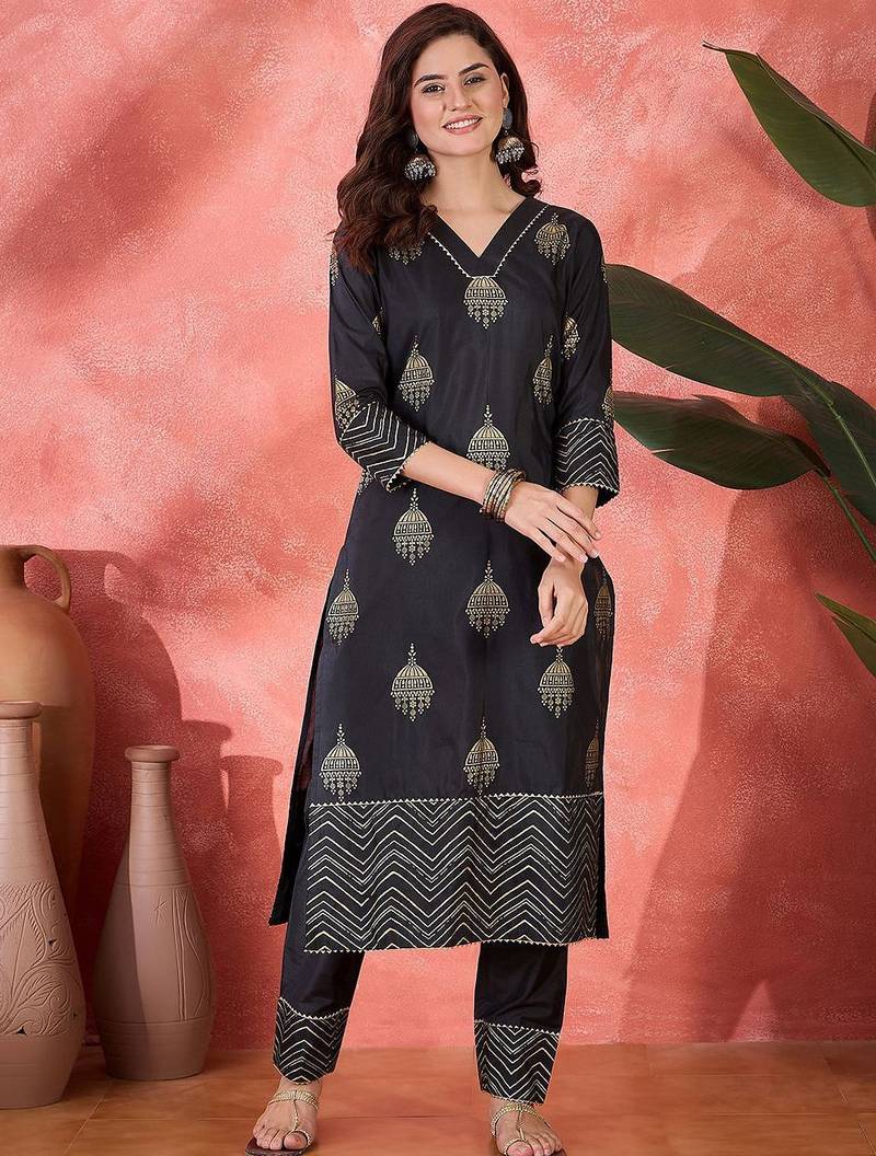 Ethnic motifs foli printed v-neck chanderi silk straight kurta with trousers