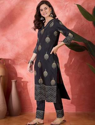 Ethnic motifs foli printed v-neck chanderi silk straight kurta with trousers 4