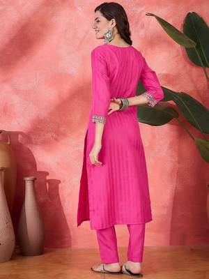 Women floral embroidered kurta with trousers 5