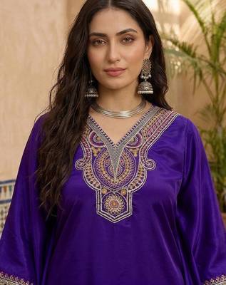 Embroidered  v-neck kurta & trousers 2