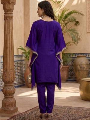 Embroidered  v-neck kurta & trousers 3