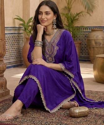 Embroidered  v-neck kurta & trousers 5