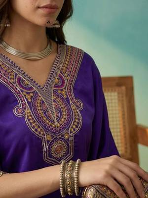 Thread embroidered v-neck kurta & trousers 2