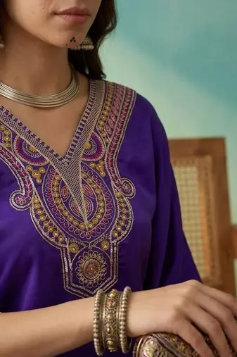 Thread embroidered v-neck kurta & trousers