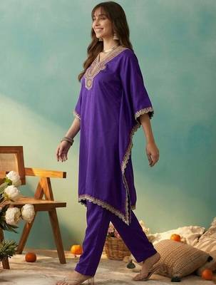 Thread embroidered v-neck kurta & trousers 3