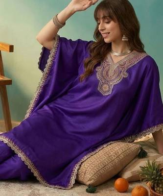 Thread embroidered v-neck kurta & trousers 4