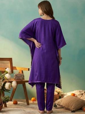 Thread embroidered v-neck kurta & trousers 5
