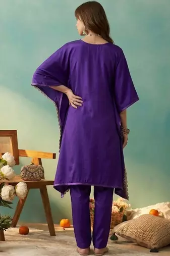 Thread embroidered v-neck kurta & trousers