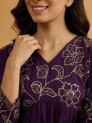 Embroidered poly crepe v-neck kurta & trousers 2