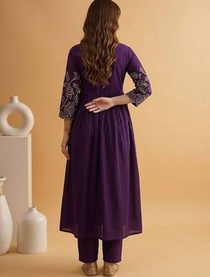 Embroidered poly crepe v-neck kurta & trousers 3