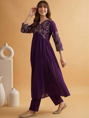 Embroidered poly crepe v-neck kurta & trousers 4