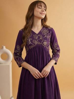 Embroidered poly crepe v-neck kurta & trousers 5