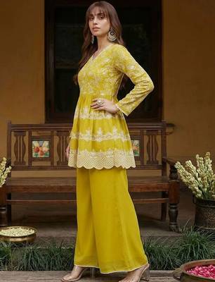 Embroidered v-neck kurta & palazzos 3