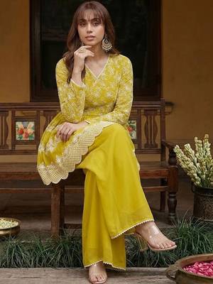 Embroidered v-neck kurta & palazzos 4