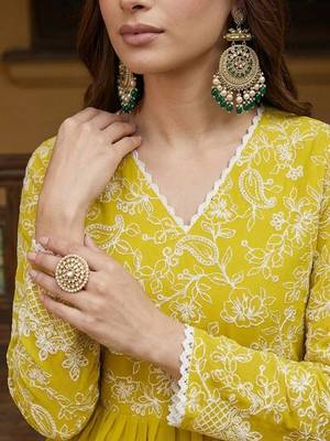 Embroidered v-neck kurta & palazzos 5