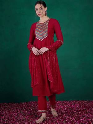 Floral embroidered sequinned kurta with trousers & dupatta 1