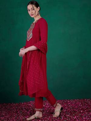 Floral embroidered sequinned kurta with trousers & dupatta 5
