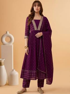 Zari sequence embroidered v-neck kurta & trousers with dupatta 1