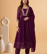 Zari sequence embroidered v-neck kurta & trousers with dupatta