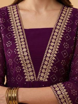 Zari sequence embroidered v-neck kurta & trousers with dupatta 2