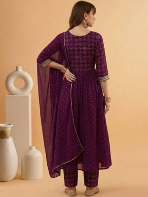 Zari sequence embroidered v-neck kurta & trousers with dupatta 3