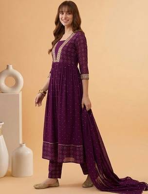 Zari sequence embroidered v-neck kurta & trousers with dupatta 4