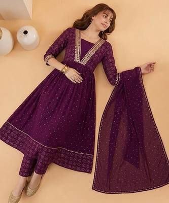 Zari sequence embroidered v-neck kurta & trousers with dupatta 5