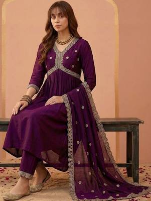 Embroidered v-neck alia cut kurta & trousers with dupatta 4