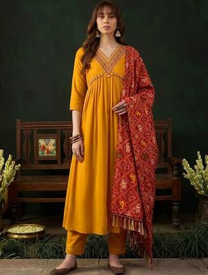 Zari embroidered v-neck kurta & trousers with dupatta 1