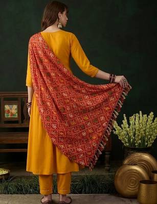 Zari embroidered v-neck kurta & trousers with dupatta 2