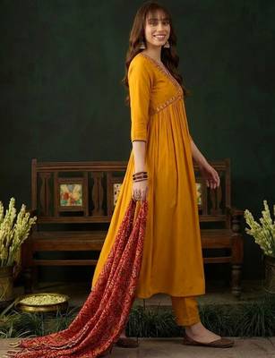 Zari embroidered v-neck kurta & trousers with dupatta 3