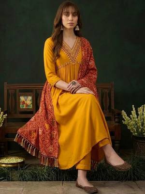 Zari embroidered v-neck kurta & trousers with dupatta 4