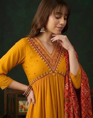 Zari embroidered v-neck kurta & trousers with dupatta 5